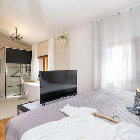 Olive Garden Platinum, Posedarje