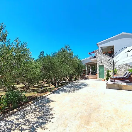 Olive Garden Platinum, Posedarje