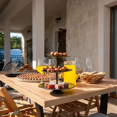 Olive Garden Platinum, Villa