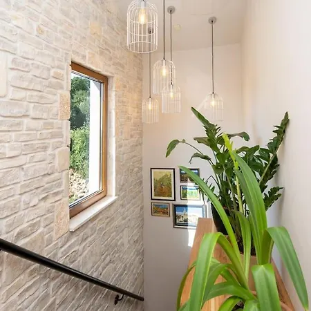 Olive Garden Platinum, Posedarje