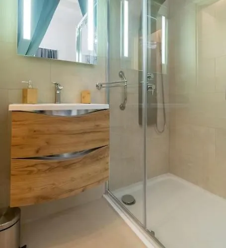 Olive Garden Platinum, Vila *