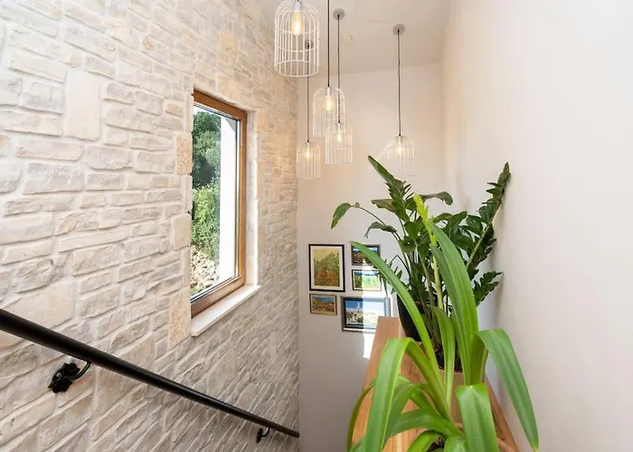 Olive Garden Platinum, Posedarje